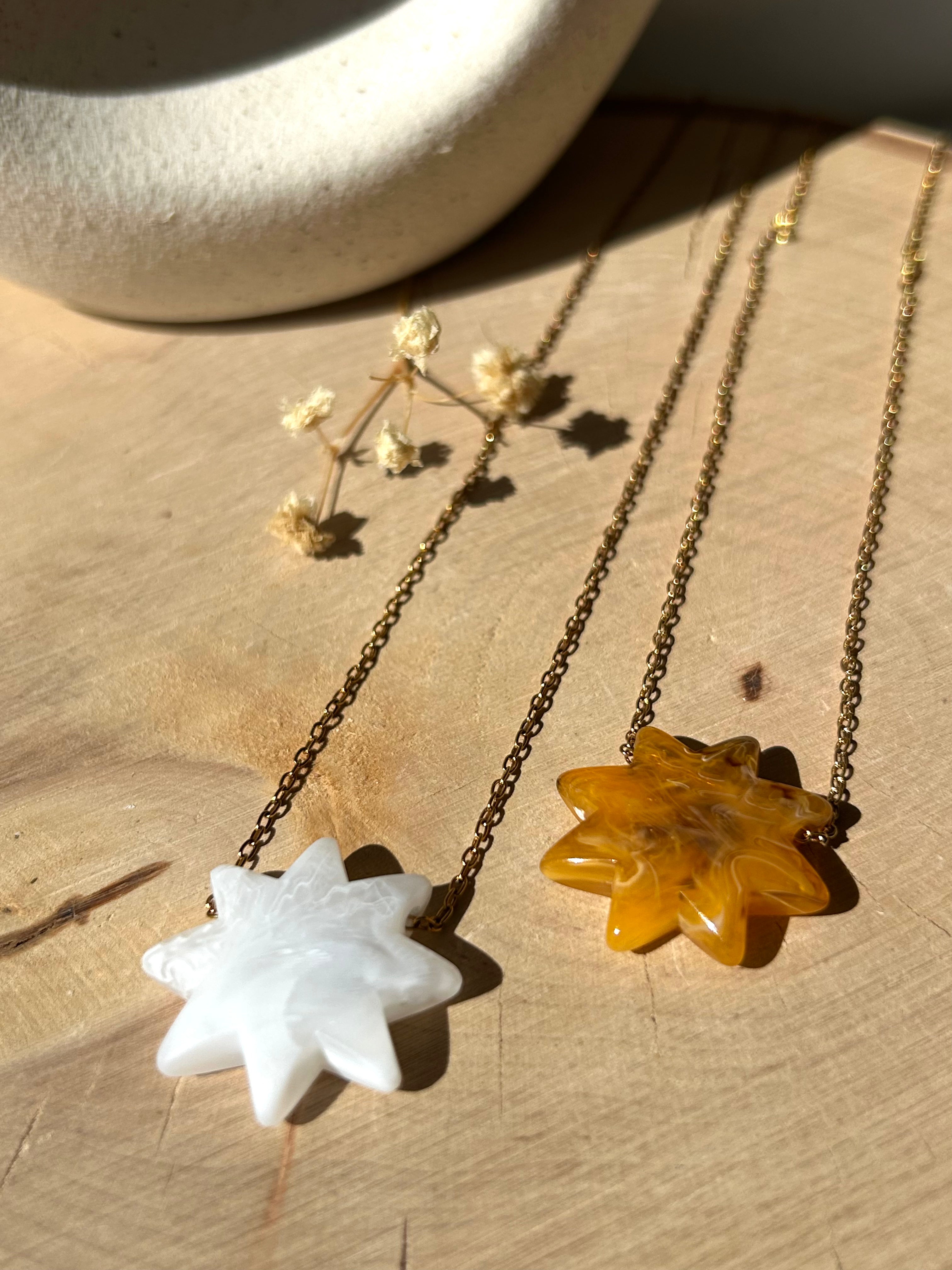 COLLIER | Sole Mio – Collier Soleil en Résine Marbrée et Acier Inoxydable Doré