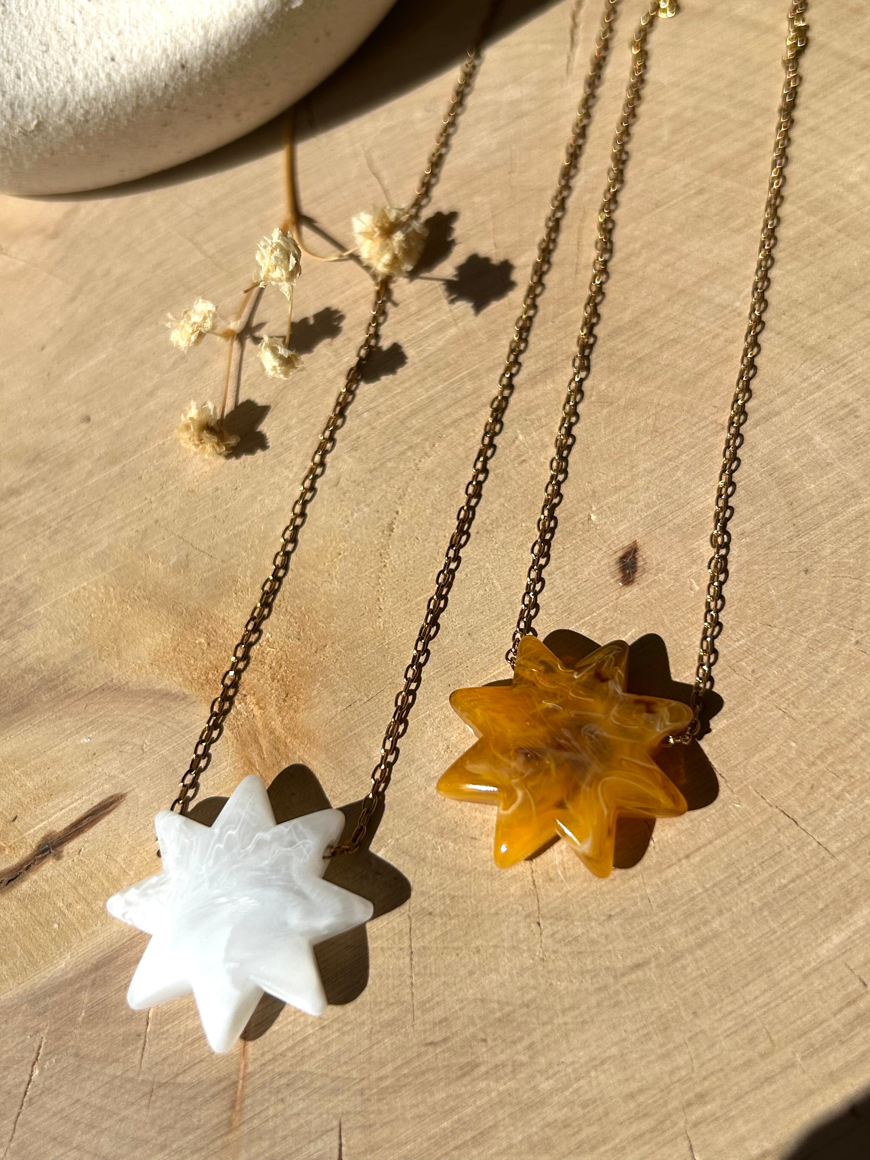 COLLIER | Sole Mio – Collier Soleil en Résine Marbrée et Acier Inoxydable Doré