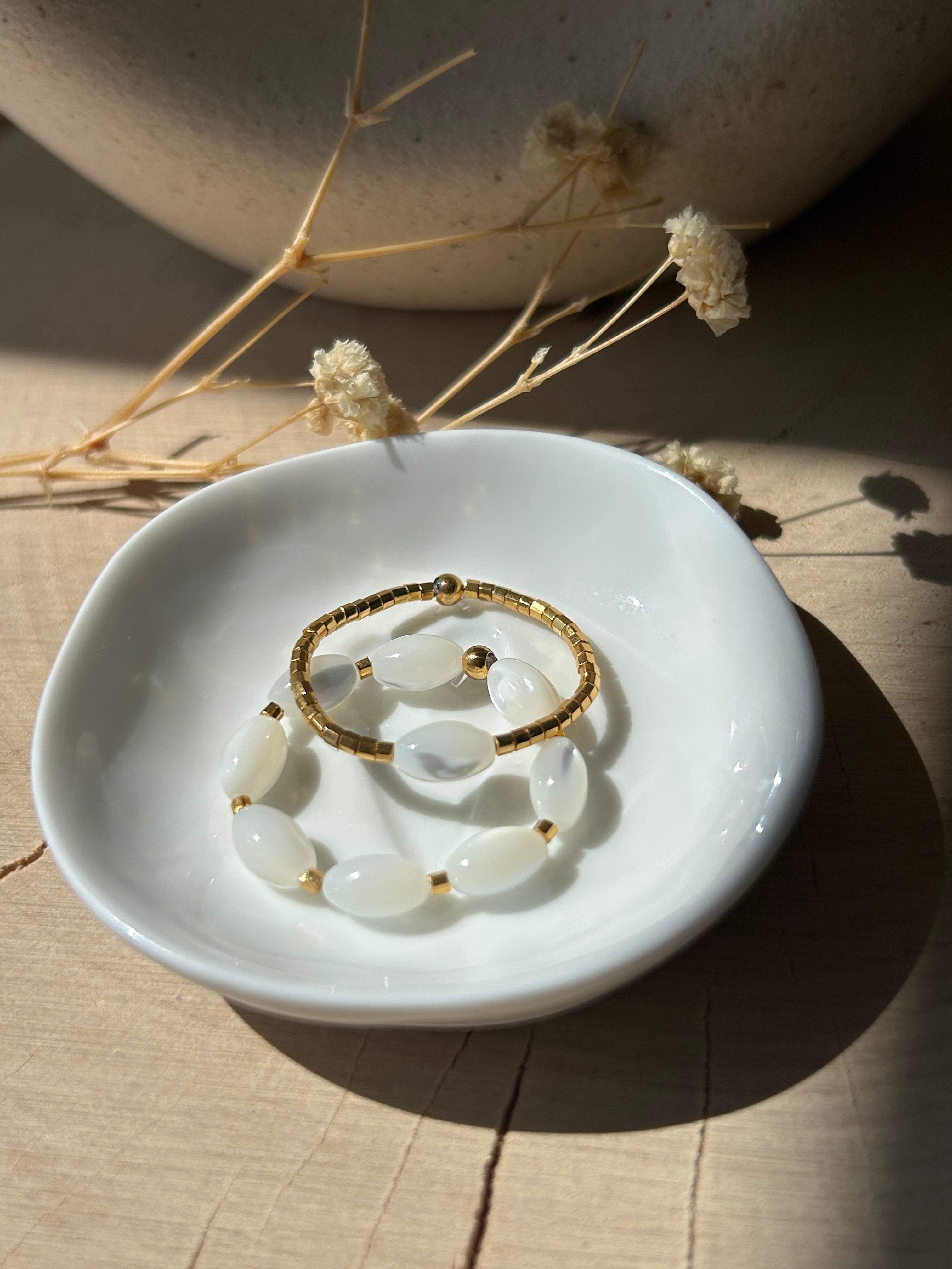 Bague | Bague ajustable en perles nacrées et Miyuki dorées