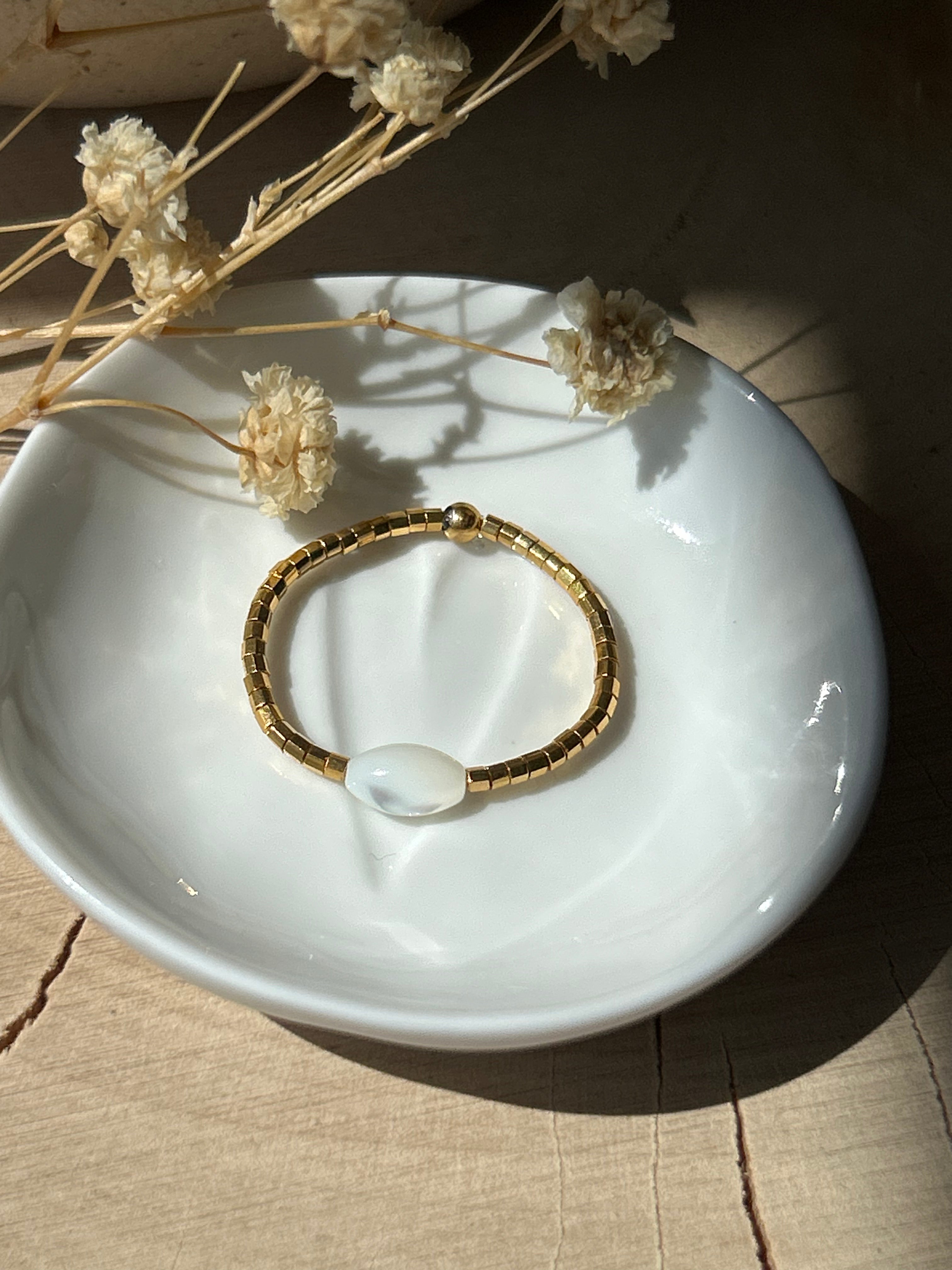 Bague | Bague ajustable en perles nacrées et Miyuki dorées