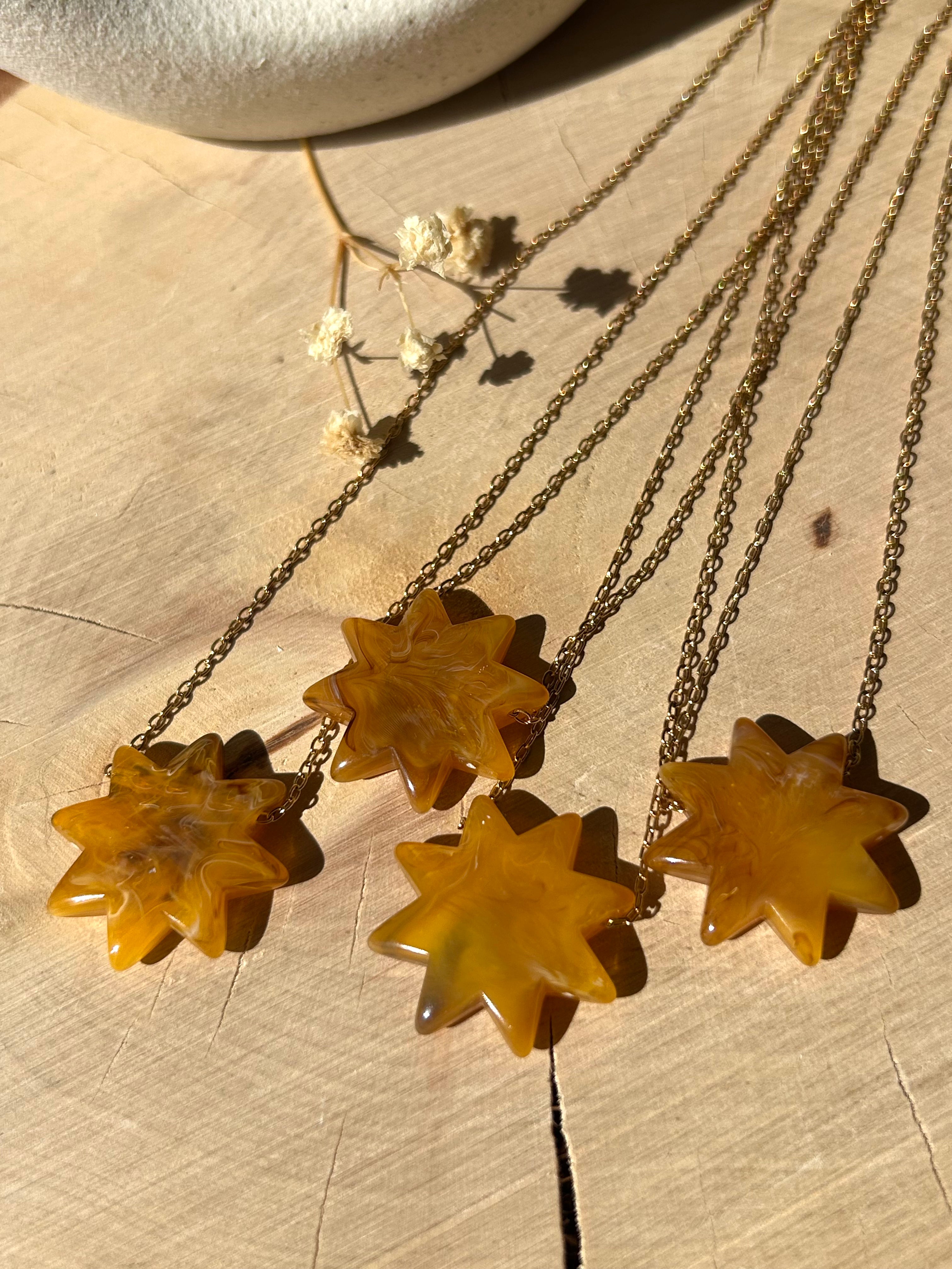 COLLIER | Sole Mio – Collier Soleil en Résine Marbrée et Acier Inoxydable Doré