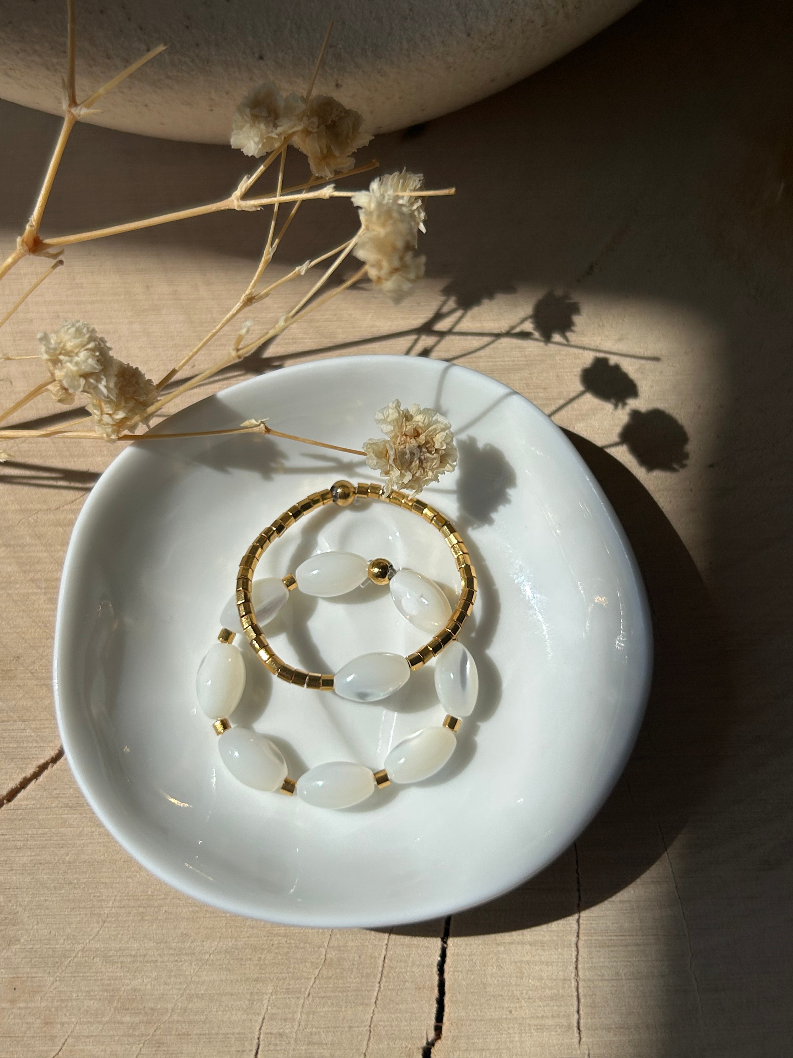 Bague | Bague ajustable en perles nacrées et Miyuki dorées