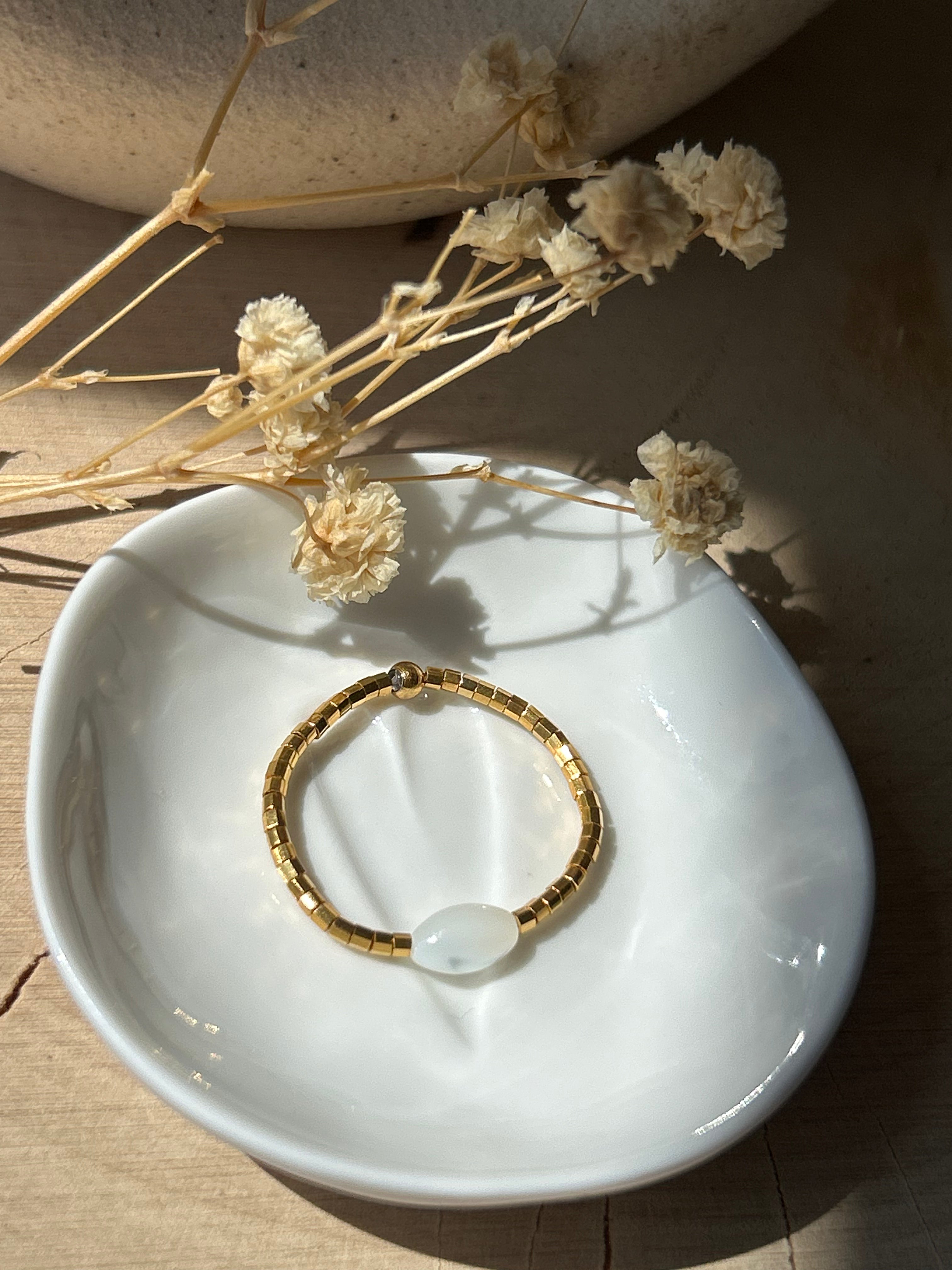 Bague | Bague ajustable en perles nacrées et Miyuki dorées