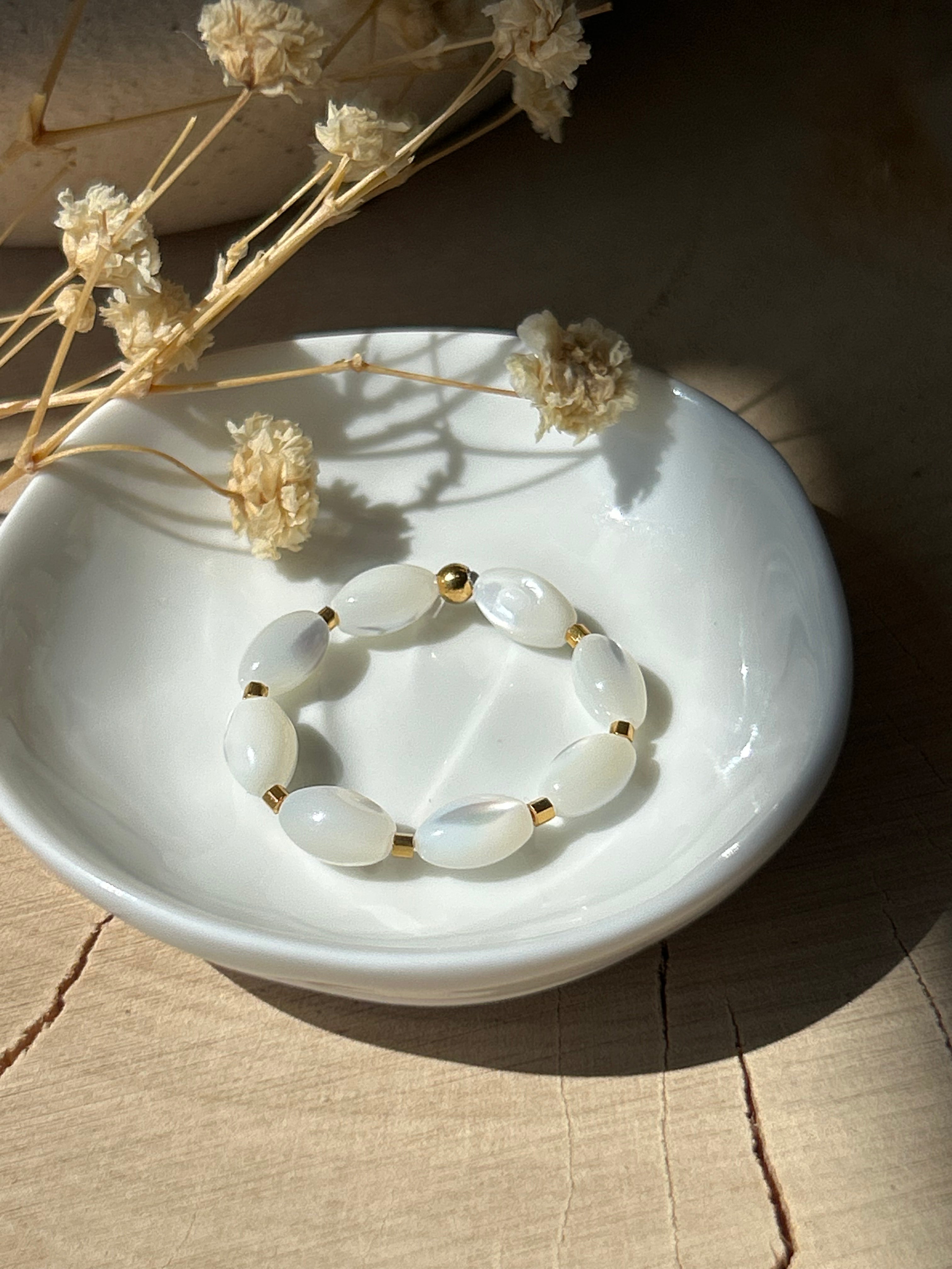 Bague | Bague ajustable en perles nacrées et Miyuki dorées