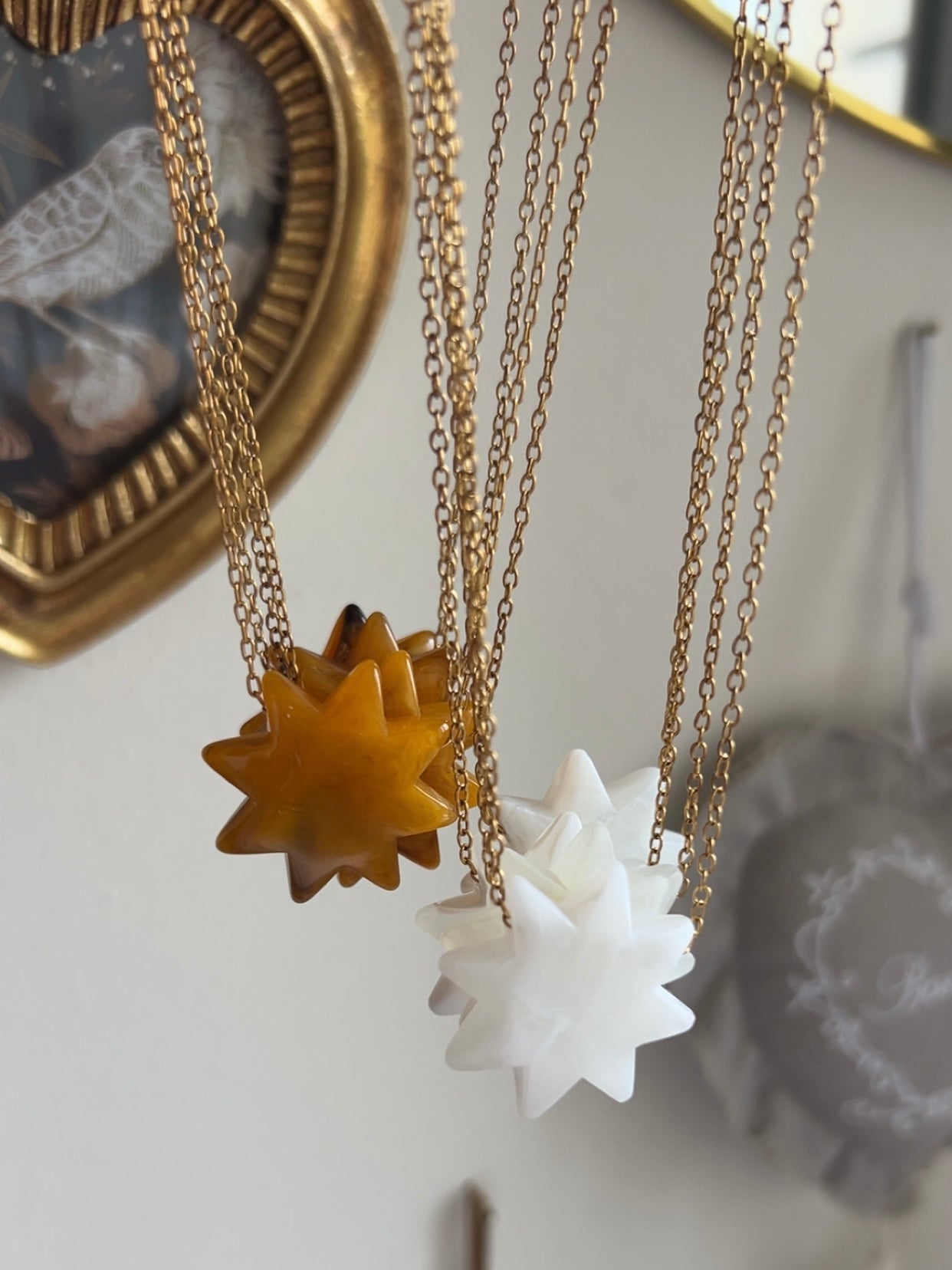 COLLIER | Sole Mio – Collier Soleil en Résine Marbrée et Acier Inoxydable Doré - Joséphine-bijoux-créatifs