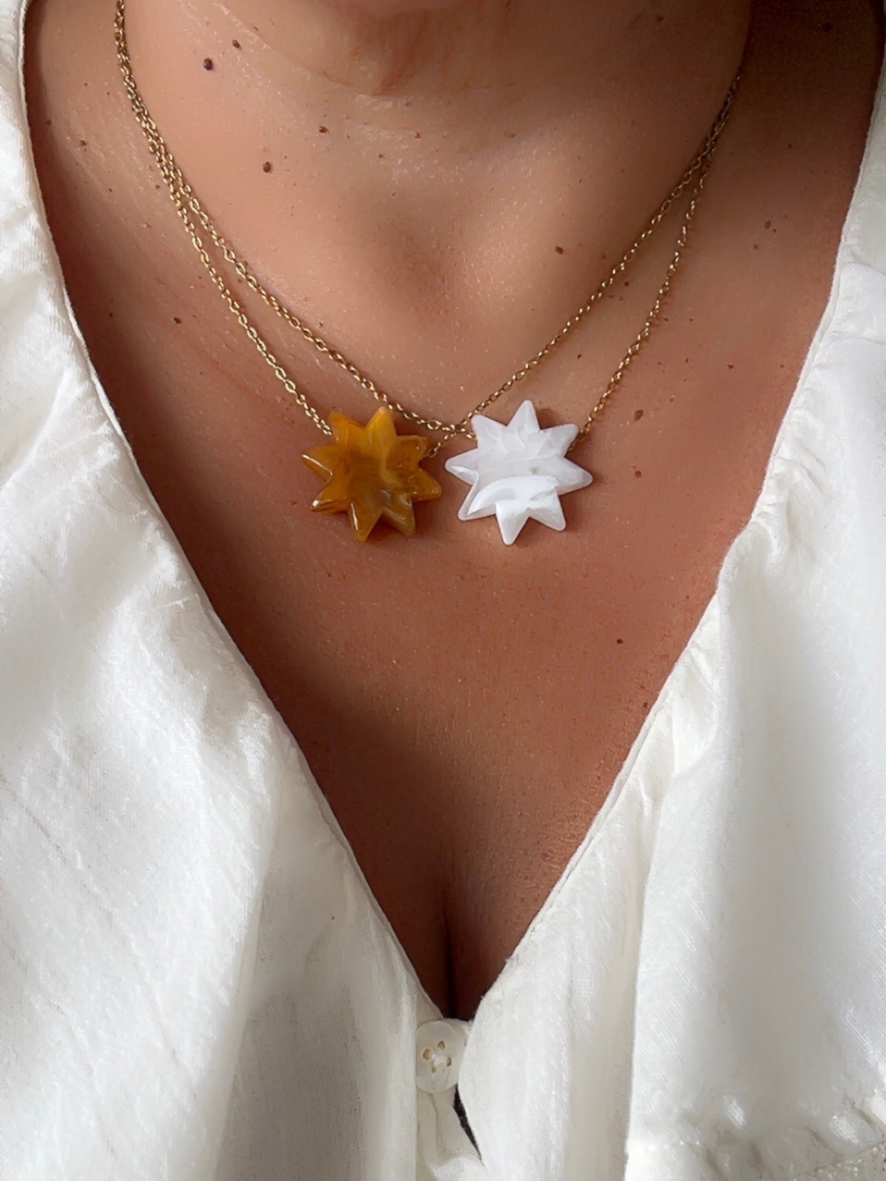 COLLIER | Sole Mio – Collier Soleil en Résine Marbrée et Acier Inoxydable Doré - Joséphine-bijoux-créatifs
